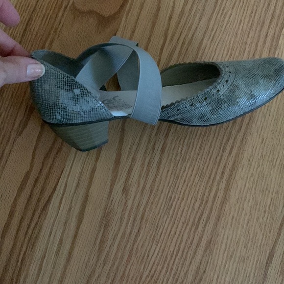 Euro silvery-grey dress shoes with sweet little heel - Picture 4 of 4